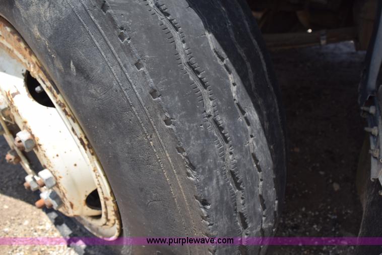 image for item K6050 1995 Ford F800 flatbed truck