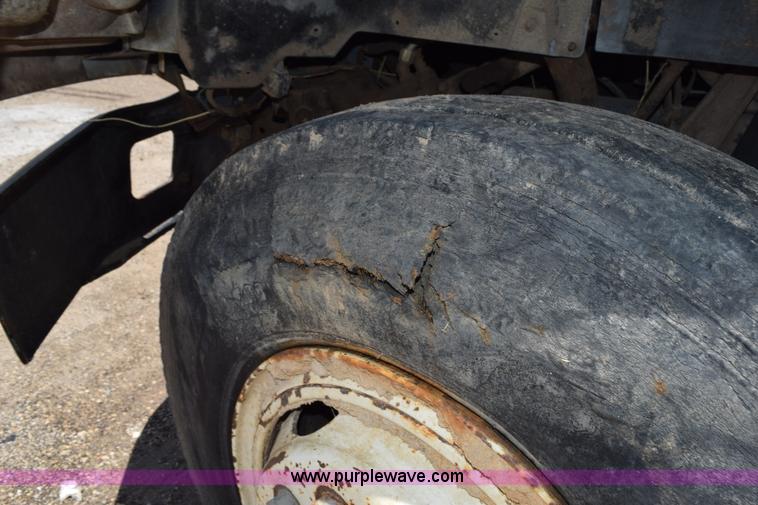 image for item K6050 1995 Ford F800 flatbed truck