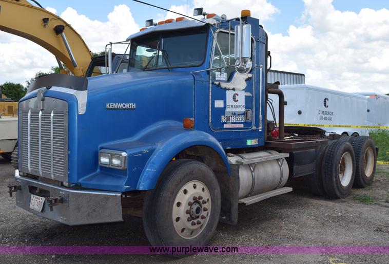 image for item K6051 1998 Kenworth T800 semi truck