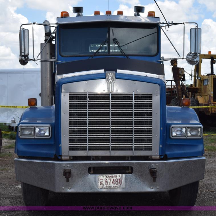 image for item K6051 1998 Kenworth T800 semi truck