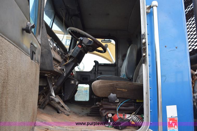 image for item K6051 1998 Kenworth T800 semi truck