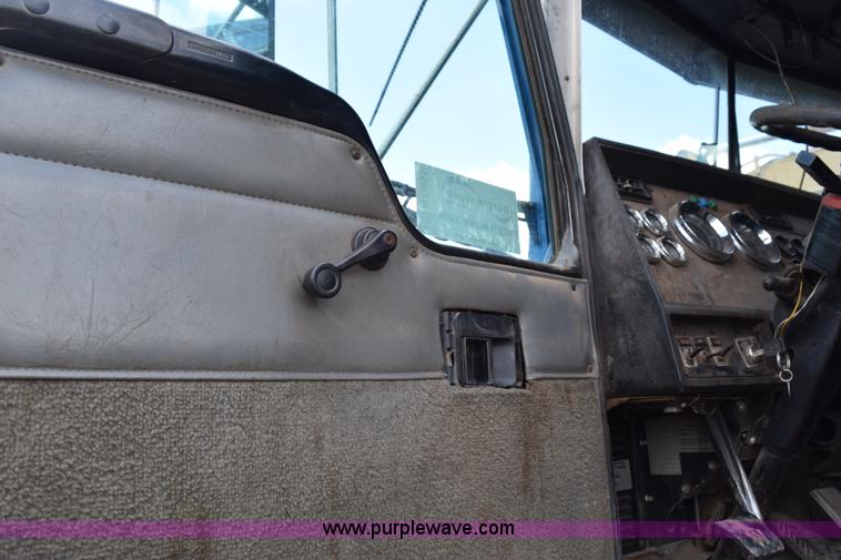 image for item K6051 1998 Kenworth T800 semi truck