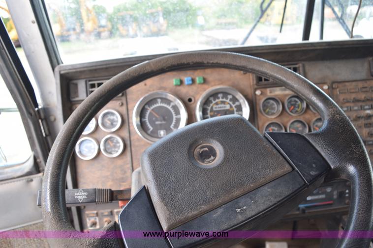 image for item K6051 1998 Kenworth T800 semi truck