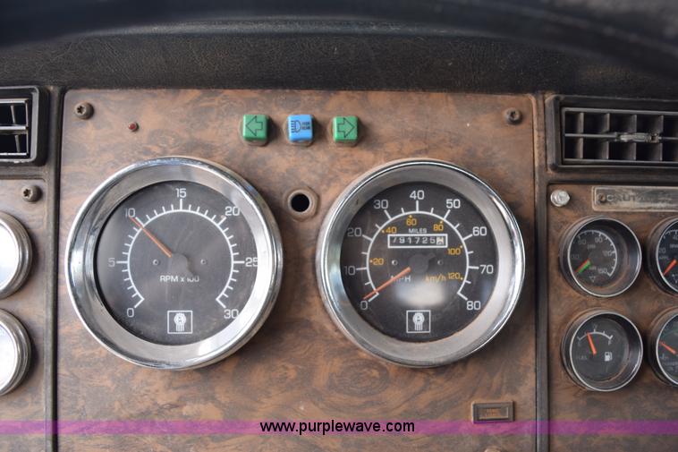 image for item K6051 1998 Kenworth T800 semi truck