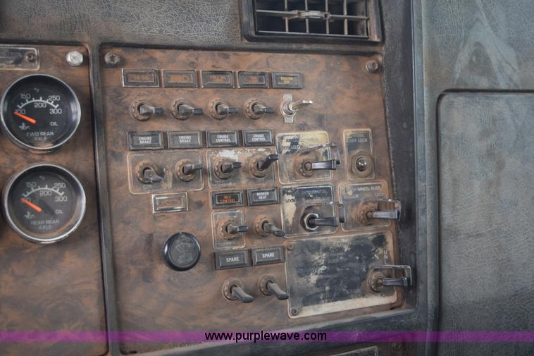 image for item K6051 1998 Kenworth T800 semi truck