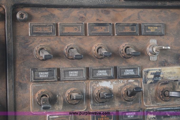 image for item K6051 1998 Kenworth T800 semi truck