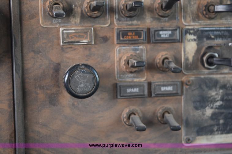 image for item K6051 1998 Kenworth T800 semi truck