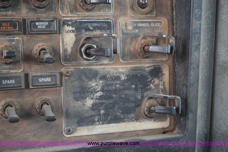 image for item K6051 1998 Kenworth T800 semi truck