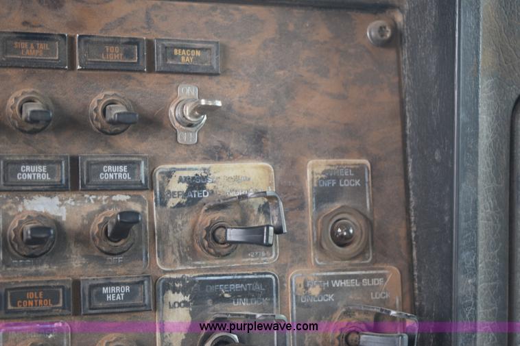 image for item K6051 1998 Kenworth T800 semi truck