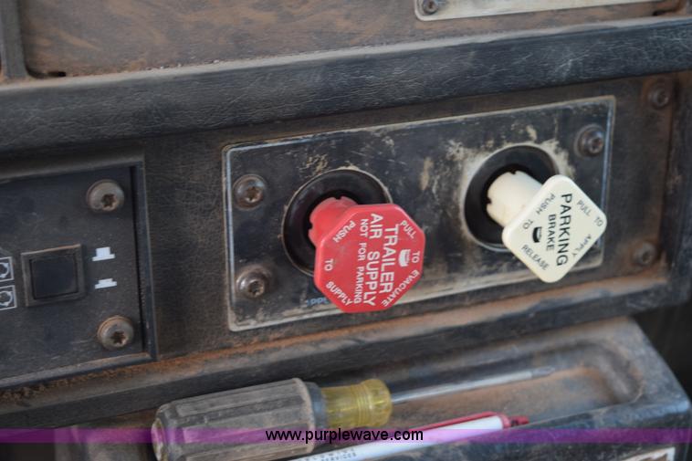 image for item K6051 1998 Kenworth T800 semi truck