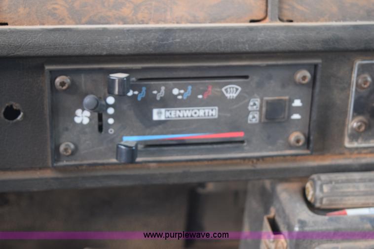 image for item K6051 1998 Kenworth T800 semi truck