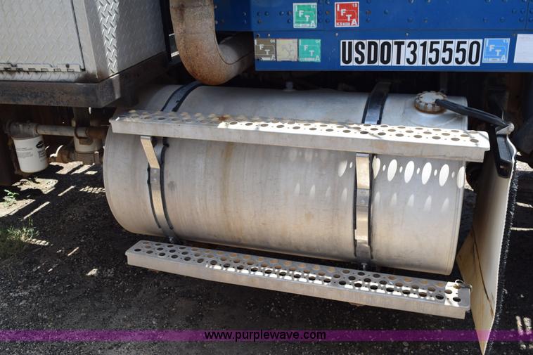 image for item K6051 1998 Kenworth T800 semi truck