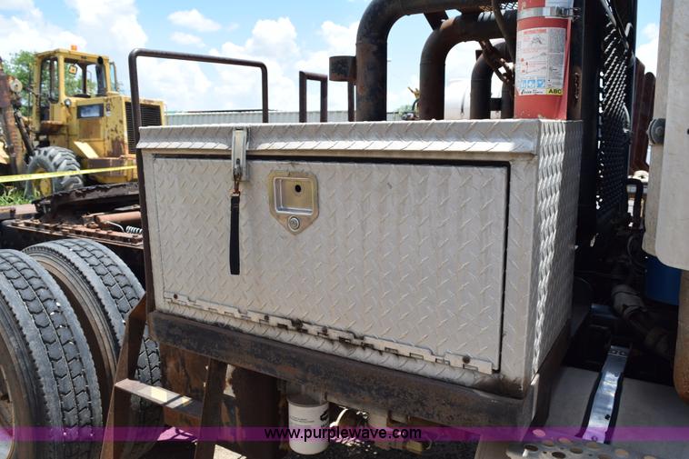 image for item K6051 1998 Kenworth T800 semi truck