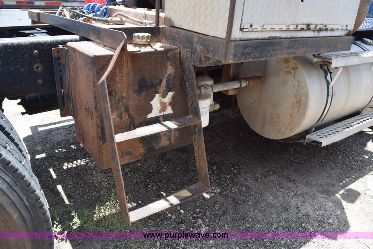 image for item K6051 1998 Kenworth T800 semi truck