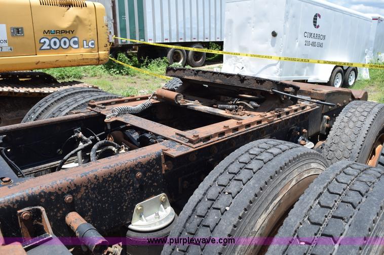 image for item K6051 1998 Kenworth T800 semi truck