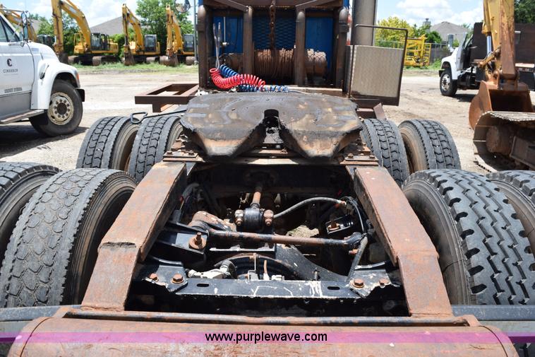 image for item K6051 1998 Kenworth T800 semi truck