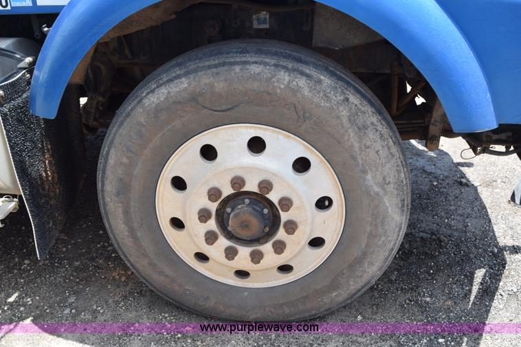 image for item K6051 1998 Kenworth T800 semi truck