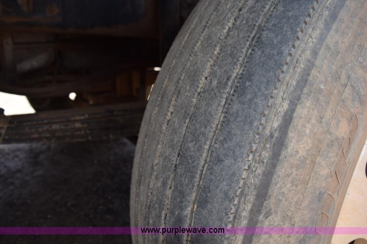 image for item K6051 1998 Kenworth T800 semi truck