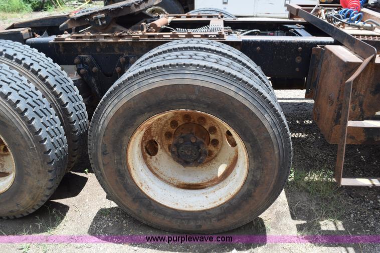 image for item K6051 1998 Kenworth T800 semi truck