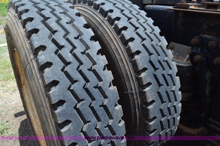 image for item K6051 1998 Kenworth T800 semi truck