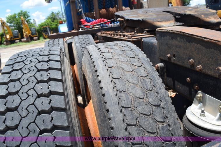 image for item K6051 1998 Kenworth T800 semi truck