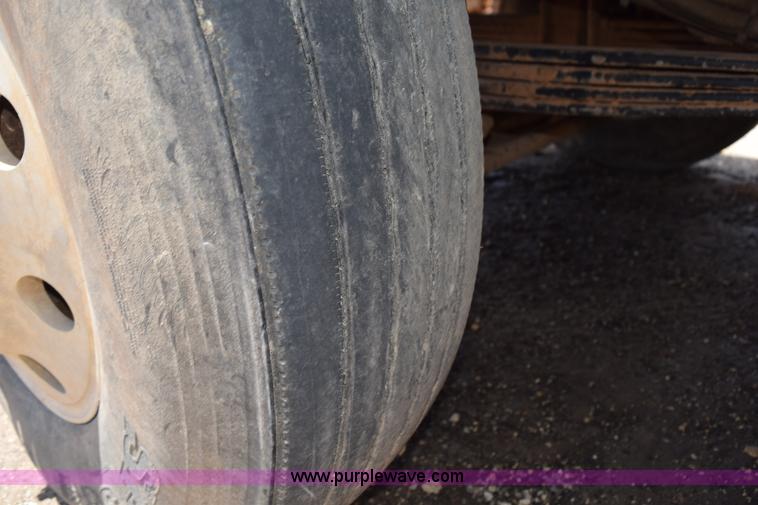 image for item K6051 1998 Kenworth T800 semi truck