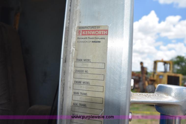 image for item K6051 1998 Kenworth T800 semi truck