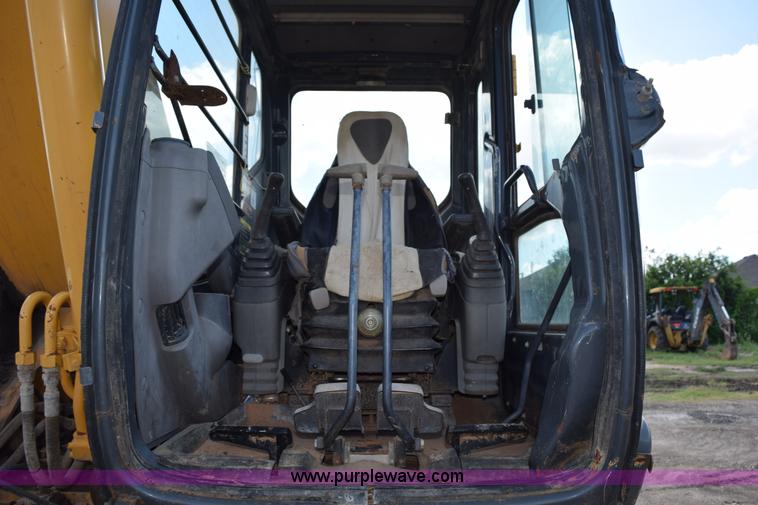 image for item K6052 2004 John Deere 200C LC excavator