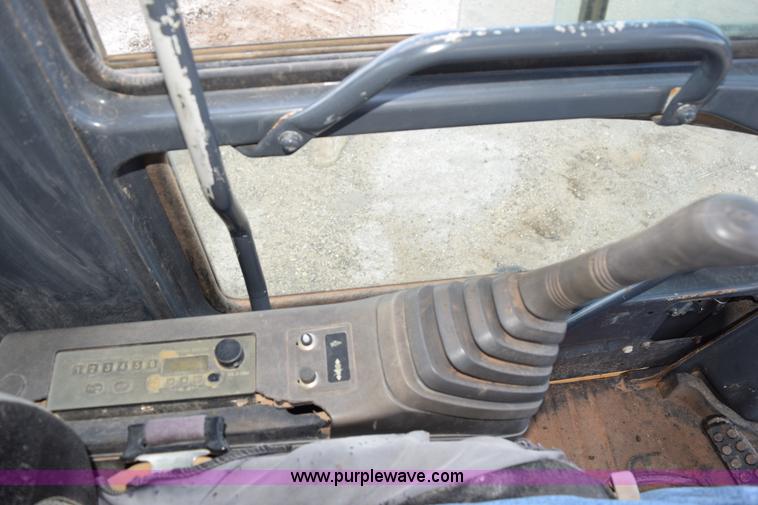 image for item K6052 2004 John Deere 200C LC excavator