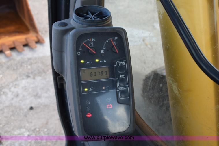 image for item K6052 2004 John Deere 200C LC excavator