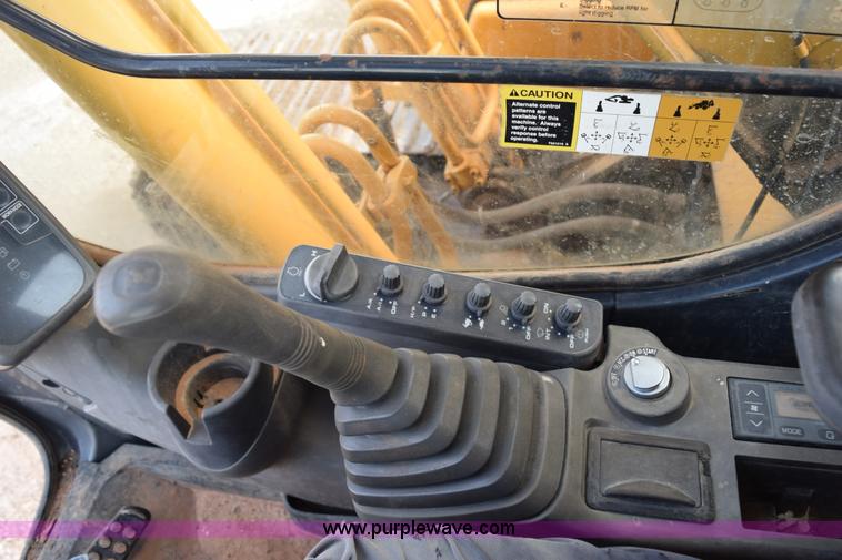 image for item K6052 2004 John Deere 200C LC excavator