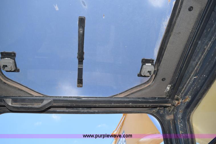 image for item K6052 2004 John Deere 200C LC excavator