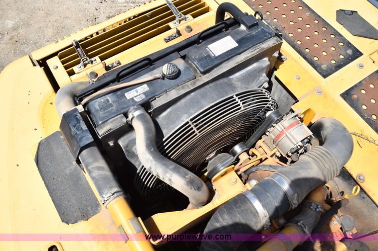 image for item K6052 2004 John Deere 200C LC excavator