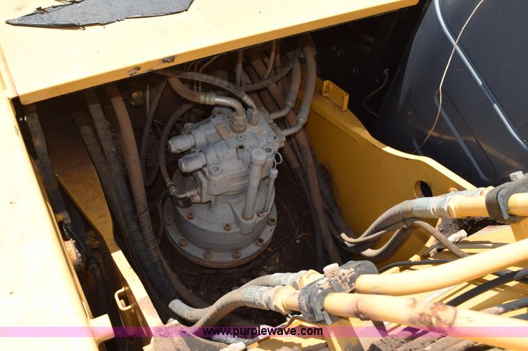 image for item K6052 2004 John Deere 200C LC excavator