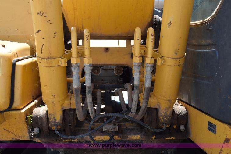 image for item K6052 2004 John Deere 200C LC excavator