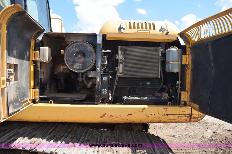 image for item K6052 2004 John Deere 200C LC excavator