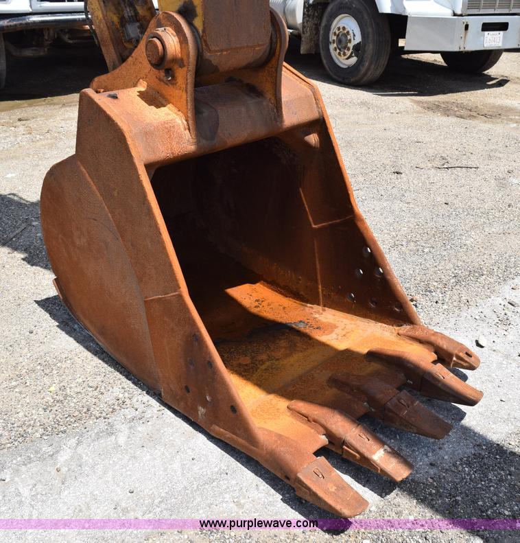 image for item K6052 2004 John Deere 200C LC excavator