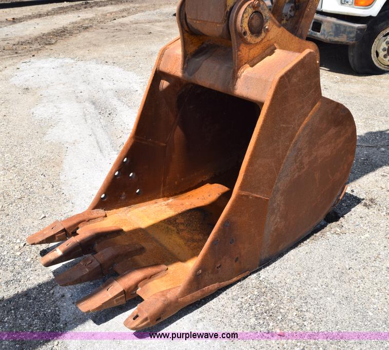 image for item K6052 2004 John Deere 200C LC excavator