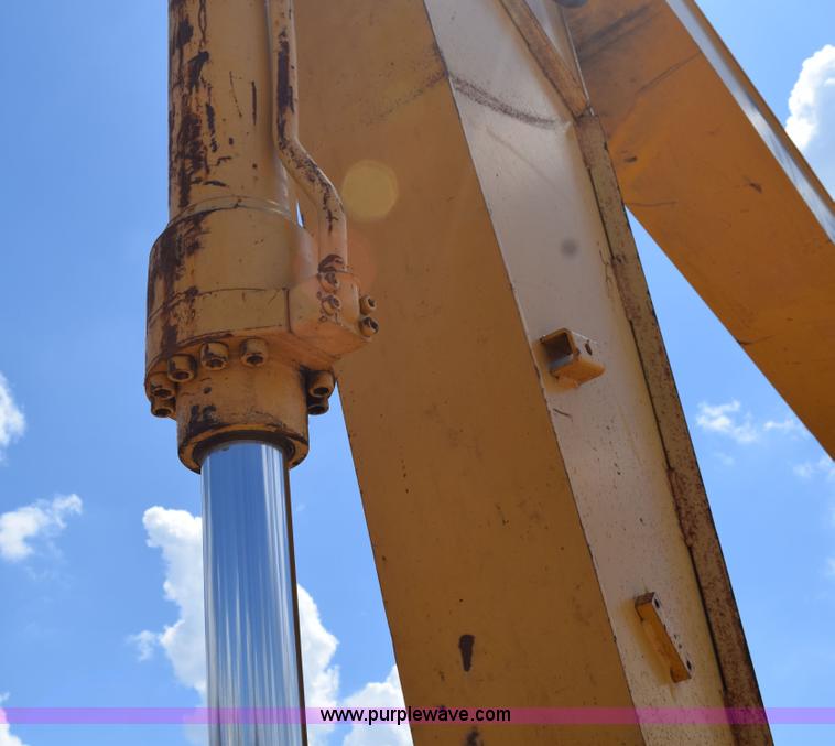 image for item K6052 2004 John Deere 200C LC excavator