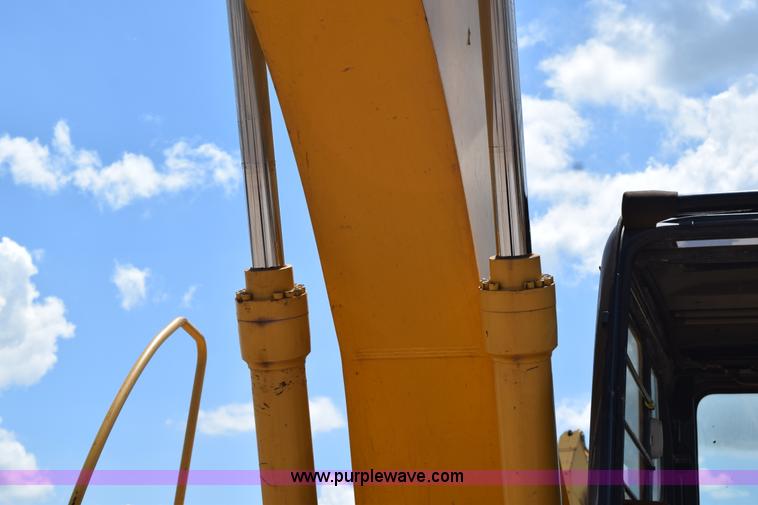 image for item K6052 2004 John Deere 200C LC excavator