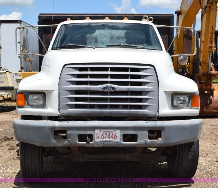 image for item K6053 1999 Ford F700 flatbed truck