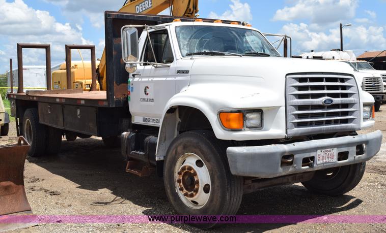 image for item K6053 1999 Ford F700 flatbed truck