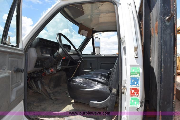 image for item K6053 1999 Ford F700 flatbed truck