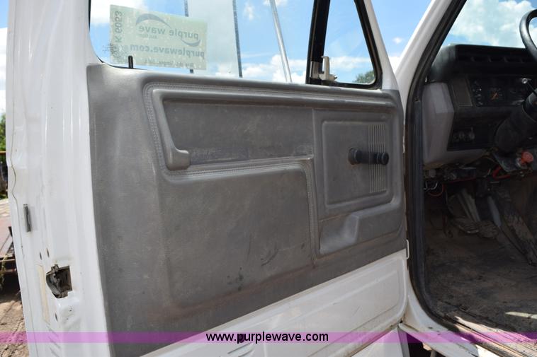 image for item K6053 1999 Ford F700 flatbed truck