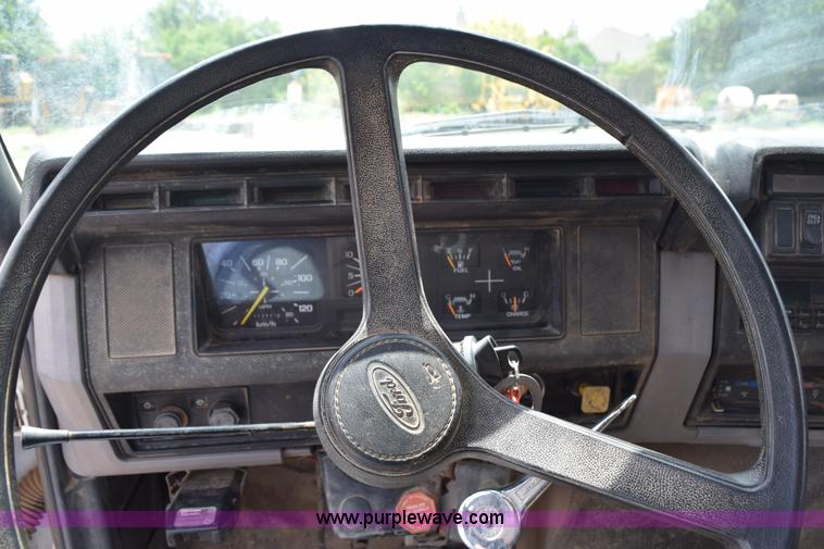 image for item K6053 1999 Ford F700 flatbed truck