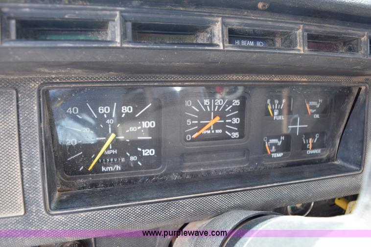 image for item K6053 1999 Ford F700 flatbed truck