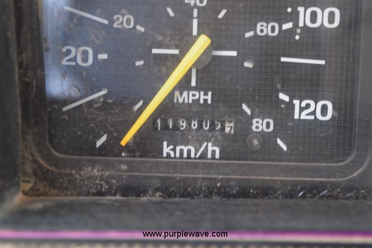 image for item K6053 1999 Ford F700 flatbed truck