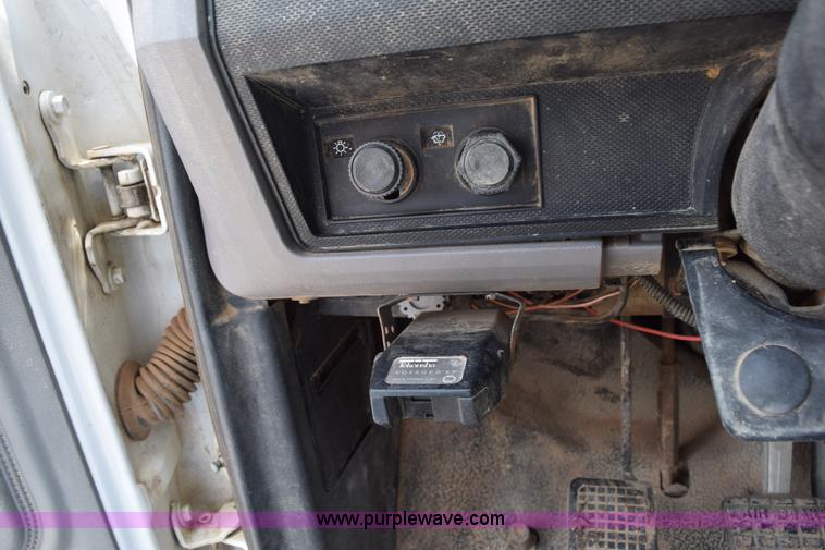 image for item K6053 1999 Ford F700 flatbed truck