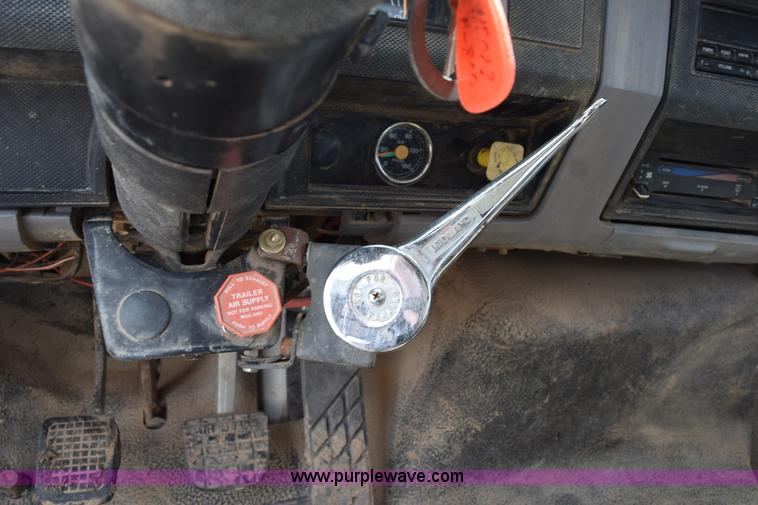 image for item K6053 1999 Ford F700 flatbed truck