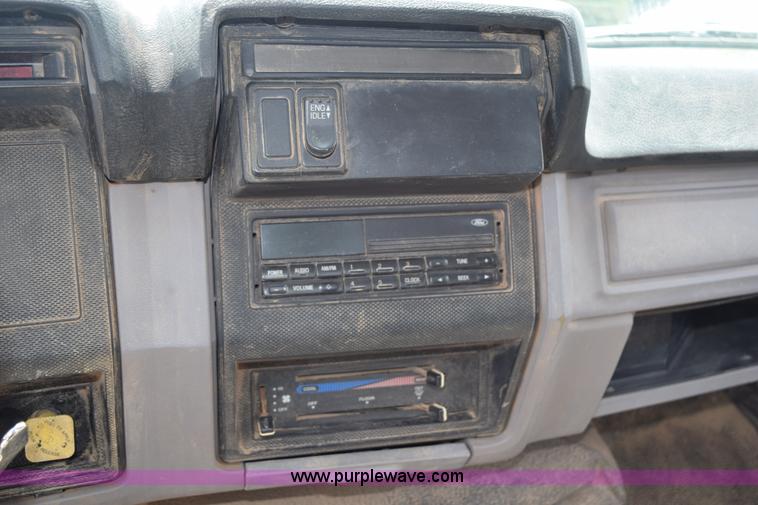 image for item K6053 1999 Ford F700 flatbed truck